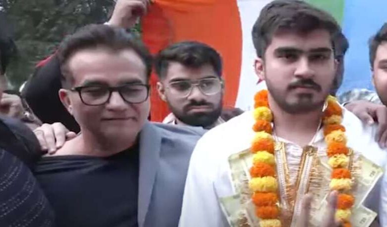 DU STUDENT