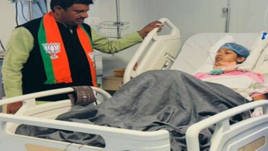 Indore The girl s throat was slit when she refused friendship the district president went to the hospital to meet her 2