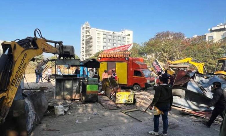 Meghdoot Chowpatty Municipal corporation demolished more than 200 kiosks of Meghdoot Chowpatty