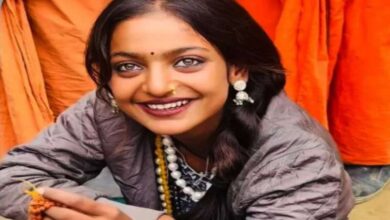 Monalisa Viral girl Monalisa left Maha Kumbh and returned to Maheshwar from Prayagraj