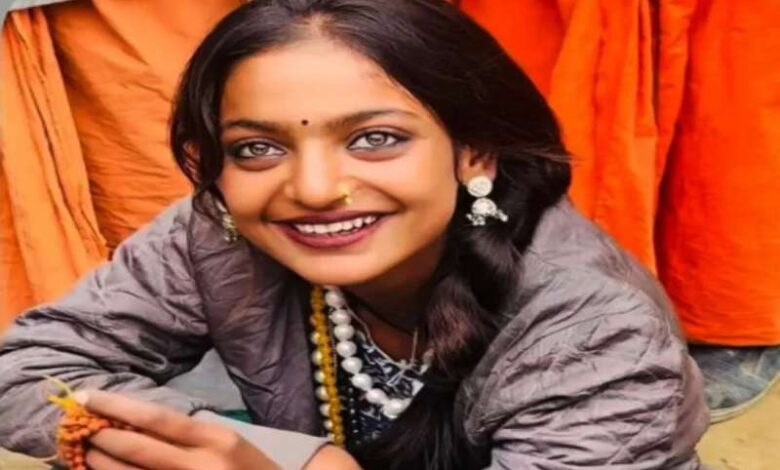 Monalisa Viral girl Monalisa left Maha Kumbh and returned to Maheshwar from Prayagraj