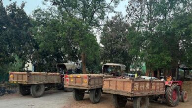 Sand Mafia Tractor running without number plate administration and mineral department silent