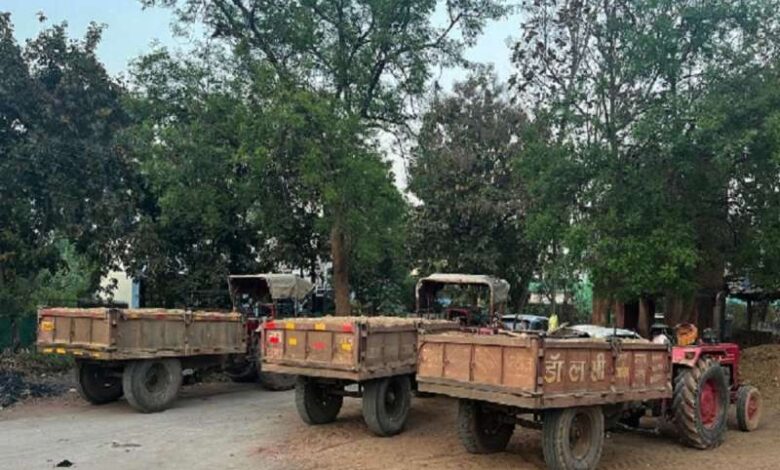 Sand Mafia Tractor running without number plate administration and mineral department silent